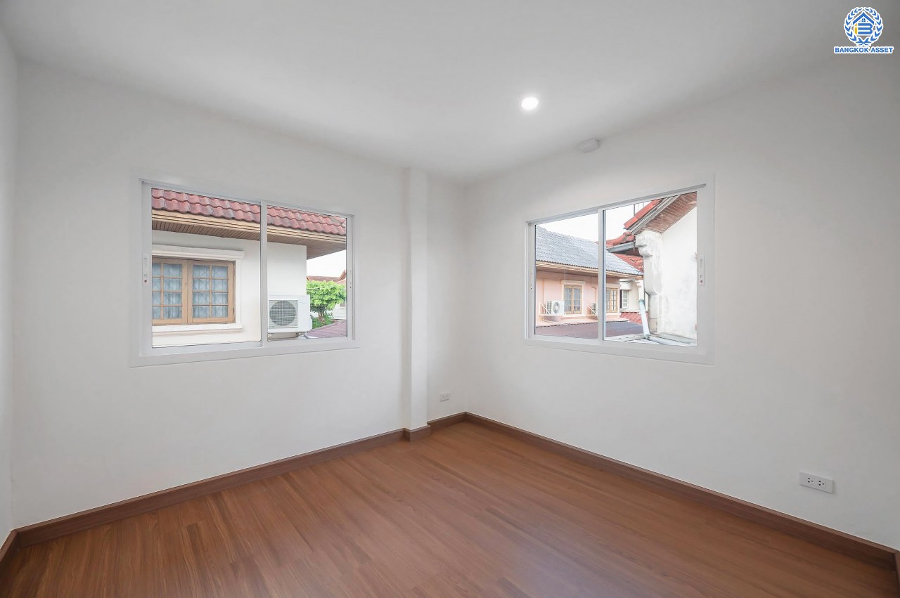 บ้านมือสองตกแต่งใหม่ โครงการ มณียา2 รัตนาธิเบศร์-ท่าอิฐ แบรนด์ Property Perfect หลังใหญ่ เนื้อที่ 50 ตร.ว. ฟังก์ชันครบ 3 ห้องนอน 2 ห้องน้ำ 1 ห้องอเนกประสงค์ 1 ที่จอดรถ บนทำเลเชื่อมต่อถนนรัตนาธิเบศร์ และถนนราชพฤกษ์ ใจกลาง 2 เซ็นทรัลฯ ใกล้รถไฟฟ้าสายสีม่วง "สถานีบางรักน้อยท่าอิฐ" และทางด่วน "งามวงศ์วาน"